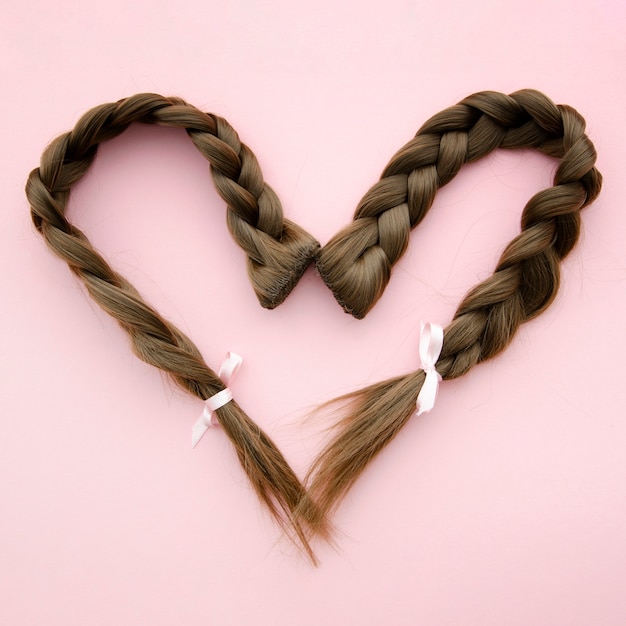 Zdjęcie plecione włosy w kształcie serca ze wstążką