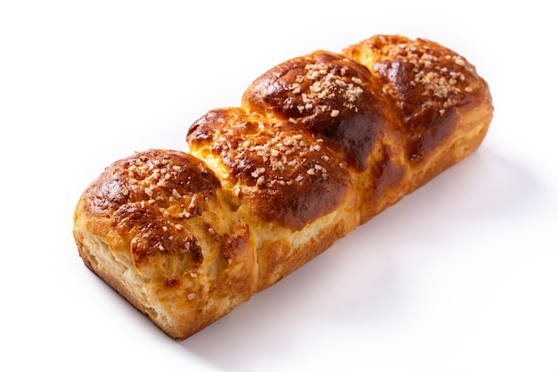 Pleciony chleb brioche na białym tle