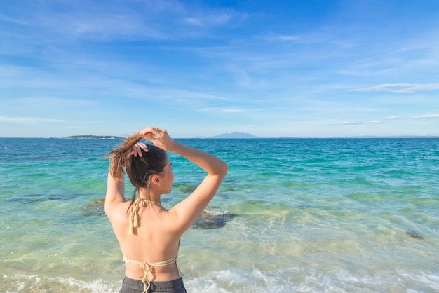 Plenerowy lato portret młoda ładna kobieta patrzeje ocean przy tropikalną plażą