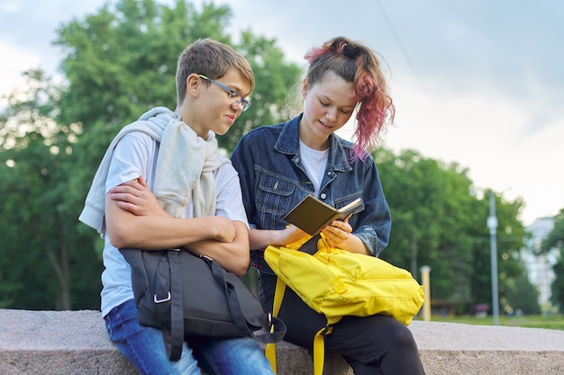 Plenerowy Portret Dwa Opowiadającego Nastolatka Ucznia