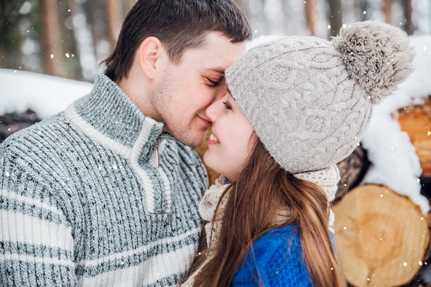 Plenerowy portret młoda zmysłowa para w zimnym zimy wather. miłość i pocałunek
