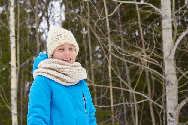 Plenerowy portret młodej pięknej szczęśliwej uśmiechniętej dziewczyny w winter park