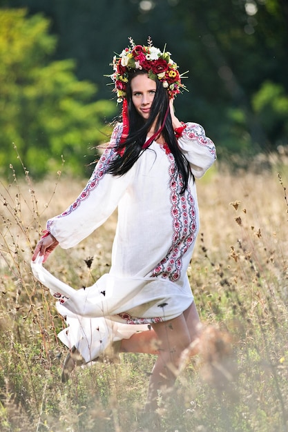 Plenerowy Portret Pięknej Ukraińskiej Kobiety W Ciąży