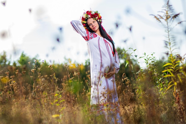 Plenerowy Portret Pięknej Ukraińskiej Kobiety W Ciąży