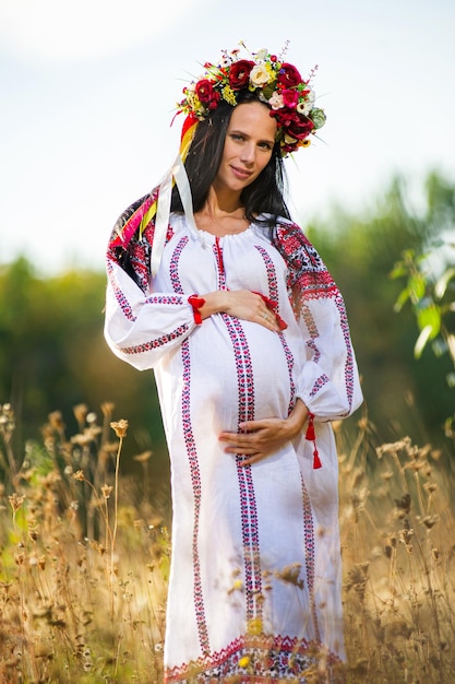 Plenerowy portret pięknej ukraińskiej kobiety w ciąży