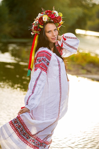 Plenerowy Portret Pięknej Ukraińskiej Kobiety W Ciąży