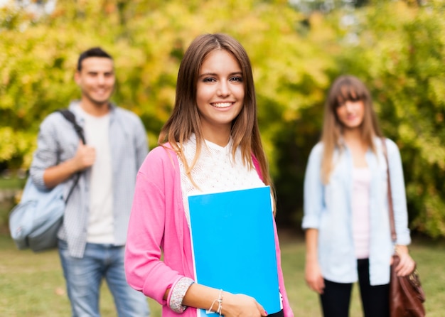 Plenerowy portret piękny uśmiechnięty uczeń