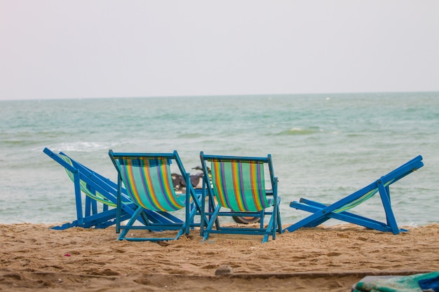 Płócienne łóżko plażowe do wypoczynku latem