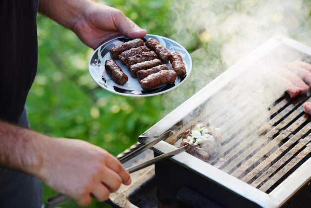 Płomienie grillowanie stek na BBQ