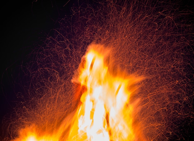 Płomienie ognia na czarnym tle