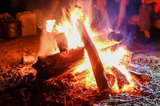 Płomienie z ogniska w nocy Przygoda podróżowanie styl życia Koncepcja wanderlust Aktywne weekendowe wakacje dzika przyroda na świeżym powietrzu