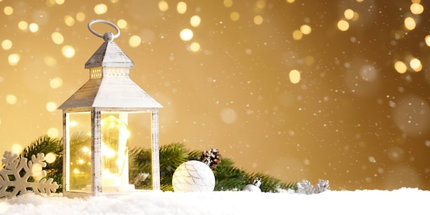 Płonąca Latarnia Z Dekoracją świąteczną Na śniegu