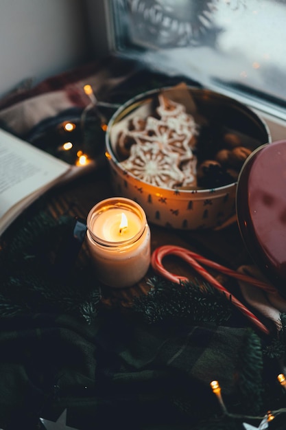 Zdjęcie płonąca świeca sojowa w świątecznym nastroju