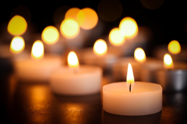 Płonące świece na stołowym zbliżeniu Symbol pogrzebowy
