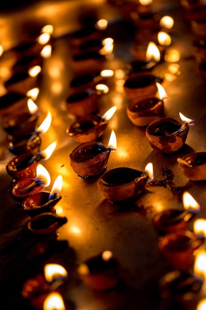 Płonące świece W Indyjskiej świątyni. Diwali To święto świateł. Ostrzeżenie - Autentyczne Fotografowanie Z Wysokim Iso W Trudnych Warunkach Oświetleniowych. Trochę Ziarnistości I Rozmytych Efektów Ruchu.