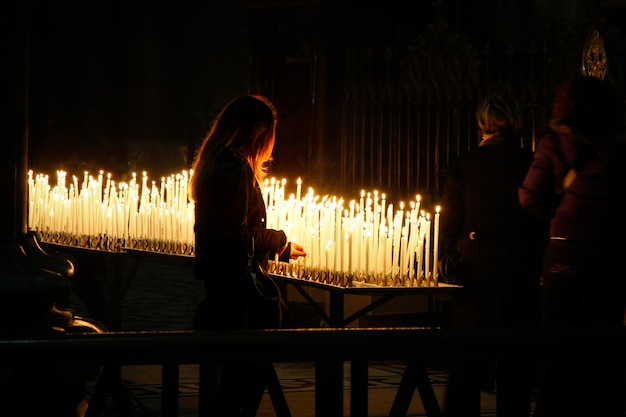 Płonące świece w katedrze Duomo w Mediolanie we Włoszech