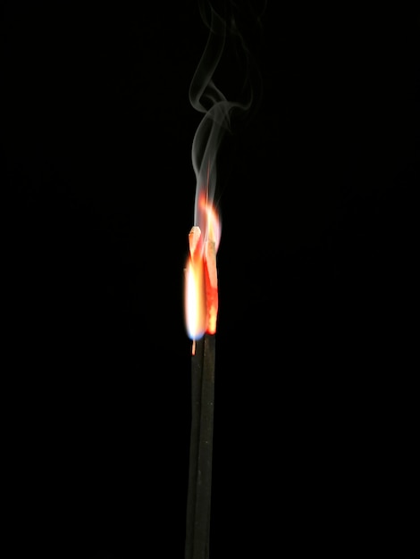 Płonący ogień kadzidełka czarne tło modląc się lub czcząc Buddę lub hinduskiego bogówcoś do szacunkuwierzy tradycyjnybuddyzmchiński