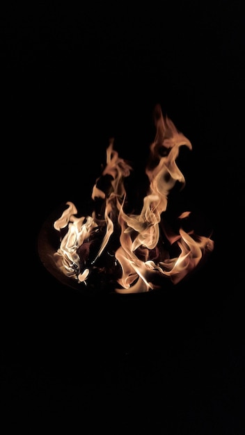 Płonący ogień na czarnym tle i tryb portretowy 02