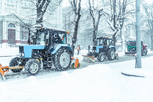 Pług śnieżny w centrum miasta koncepcja czyszczenia śniegu
