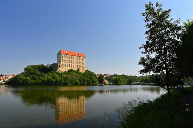 Plumlov Czechy Piękny stary zamek nad jeziorem Migawka architektury w sezonie letnim