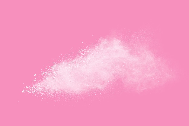 Zdjęcie plusk cząstek białego pyłu na białym tle na różowym tle