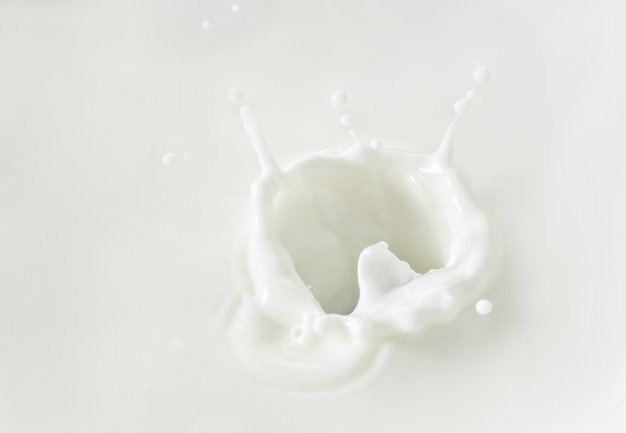 Plusk mleka z bliska