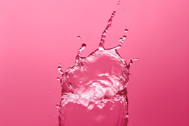 Plusk wody na różowym tle