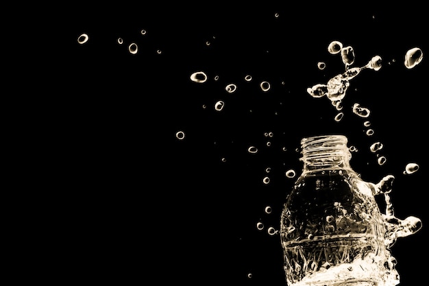 Zdjęcie plusk wody z plastikowej butelki