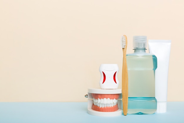 Płyn do płukania jamy ustnej i inne produkty do higieny jamy ustnej na kolorowym widoku z góry z miejscem na kopię Płaskie leżące Higiena jamy ustnej Zestaw do pielęgnacji jamy ustnej Koncepcja dentysty