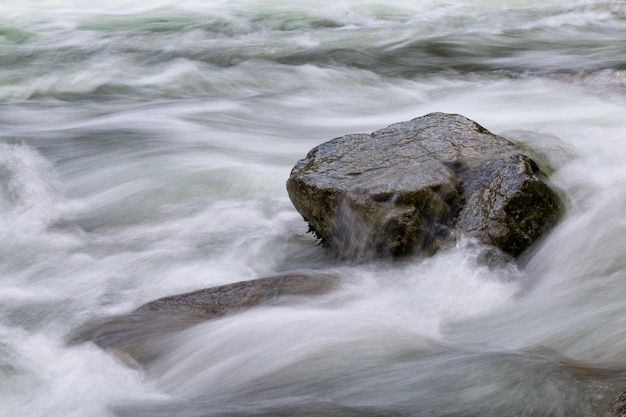 Płynąca woda wokół miękkich skał Natura Tło