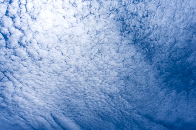 Płynące chmury na tle błękitnego nieba