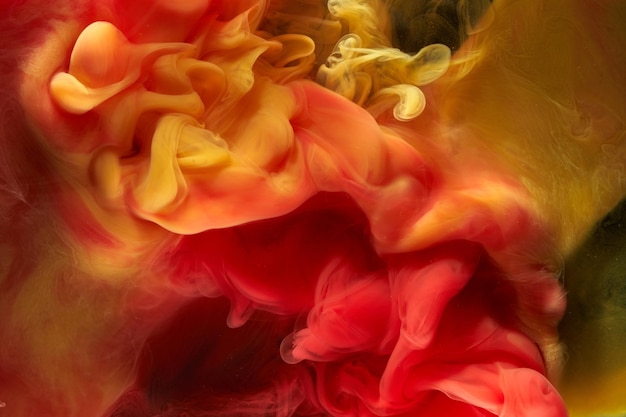 Płynna płynna sztuka abstrakcyjne tło Czerwone żółte tańczące farby akrylowe podwodna przestrzeń dym ocean kolor eksplozja