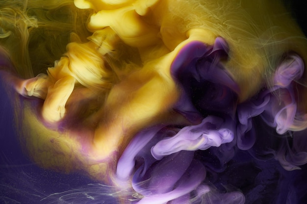 Płynne płynne abstrakcyjne tło Fioletowe żółte tańczące farby akrylowe podwodna przestrzeń dym ocean kolor eksplozja
