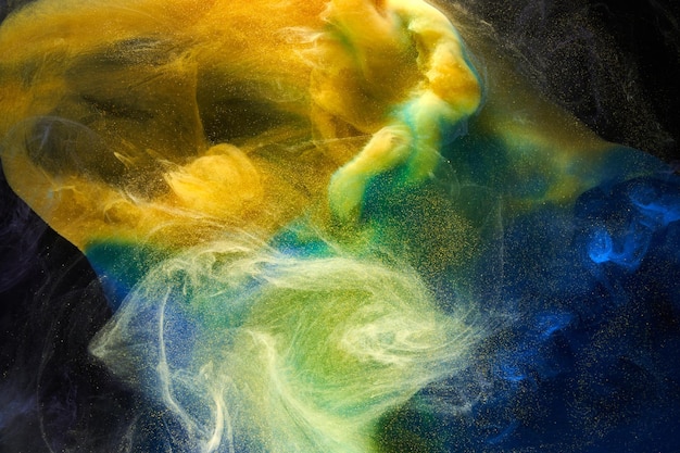 Płynne płynne abstrakcyjne tło Niebieskie żółte tańczące farby akrylowe podwodny ocean kosmiczny dym