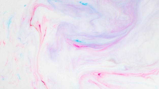 Płynne tło wielobarwny. Modne różowe tło z abstrakcyjnymi plamami na płynie. Mieszanie farb na płynnej powierzchni