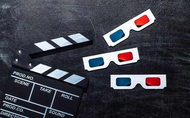 Płyta klakier filmu i okulary 3d na tablicy kredowej. Przemysł kinowy, rozrywka