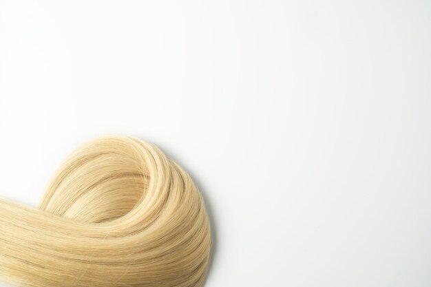 Zdjęcie płytka blond włosów leżąca na białym tle