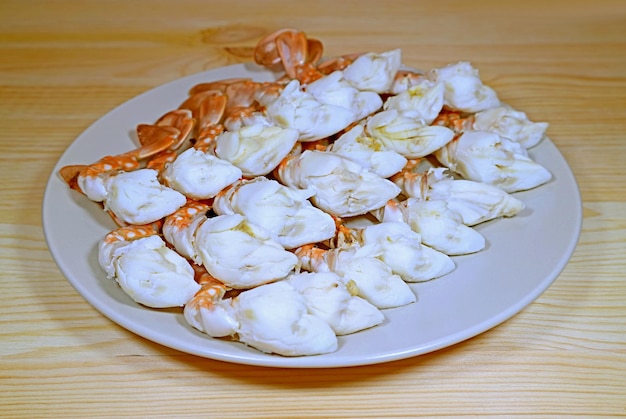 Zdjęcie płytka pysznych parzonych krabów kwiatowych podawana na drewnianym stole
