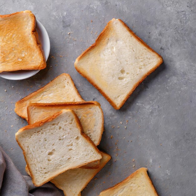 Zdjęcie płytki chrupiącego toastowanego chleba lub suchego toastu na białym tle