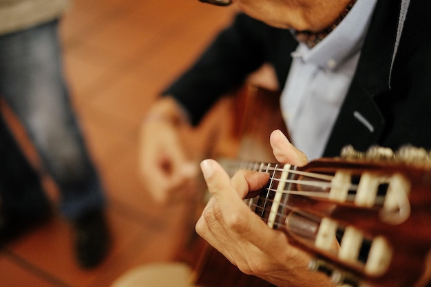 Płytki ujęcie osoby grającej na gitarze w Portugalii