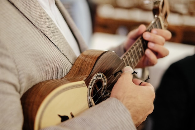 Płytki ujęcie osoby grającej na ukulele w Portugalii