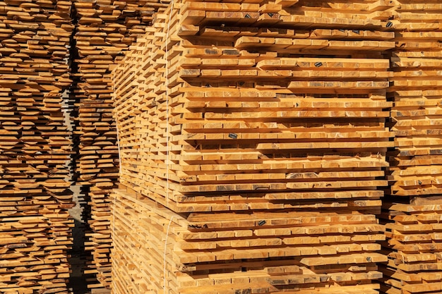 Płyty są ułożone na stosy Suszenie drewna na tartaku Płyty drewniane Produkcja płyt