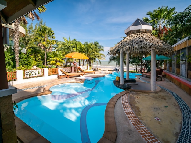 Pływacki basen w luksusowym kurorcie lub hotel blisko plaży, Tajlandia