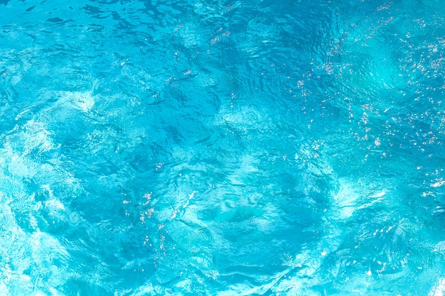 Zdjęcie pływacki basen z pogodnym odbicia tłem. streszczenie powierzchni wody.