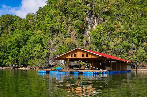 Pływająca Hodowla Ryb Na Wyspie Langkawi W Malezji.