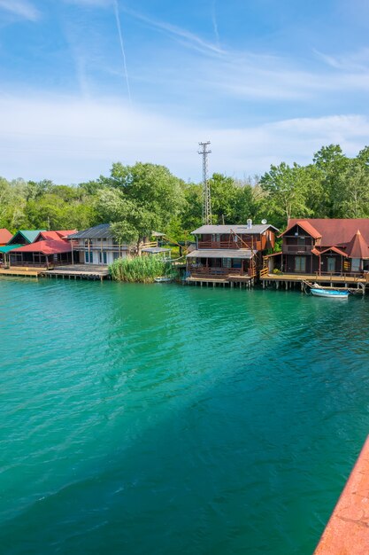 Pływające restauracje zapraszają turystów na smaczne dania z owoców morza.