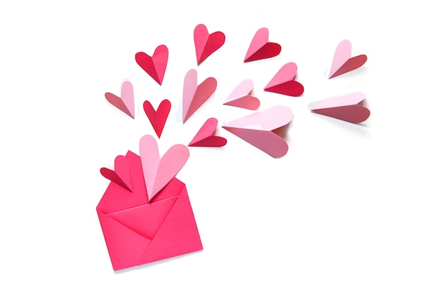Pływające różowe serca wylatujące z koperty. Koncepcja Walentynki.