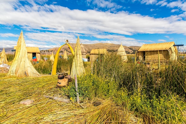 Pływające wyspy na jeziorze Titicaca Puno Peru Ameryka Południowa Gęsty korzeń, w którym rośliny Khili przeplatają się tworząc naturalną warstwę o grubości od jednego do dwóch metrów, która wspiera wyspy