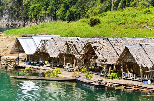 Pływający dom pracowników leśnych, nabrzeże tratwy motorowej w zaporze Ratchaprapha w Parku Narodowym Khao Sok, Surat Thani, Tajlandia