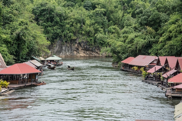 Pływający Dom W Rzece Kwai Sai Yok Yai Wodospad Kanchanaburi W Tajlandii